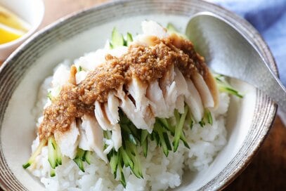 火を使わない簡単どんぶりレシピ。サラダチキンをほぐしてのせるだけ