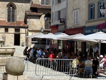 フランス人は「日傘をささない」。日本とは違うファッションやふるまい