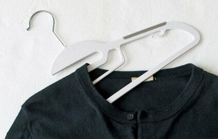 3COINSの「ハンガー」はひと味違う。切れ込み入りでずり落ちない