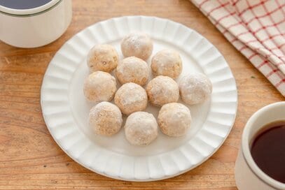 ホワイトデーの贈り物にも。おしゃれな「スノーボールクッキー」レシピ。クルミの香ばしさとざくほろ食感がたまらない