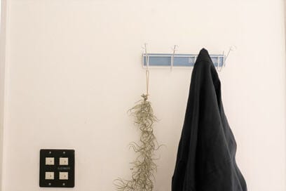 材料は「ひっかけコップスタンド」と板だけ！おしゃれで便利な「４連フック」をDIY