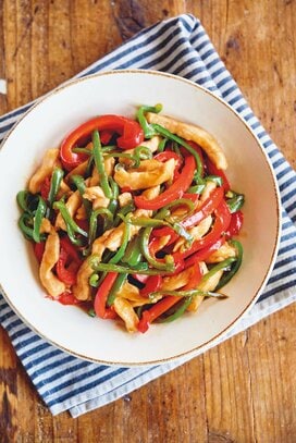 フライパンで「手間なし中華」。鶏胸肉と野菜たっぷりのチンジャオロース