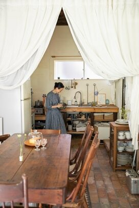 50代、人生後半の暮らしで大切にしていること。皿やキッチン道具の持ち方・収め方