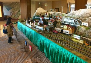 ロビーを走る列車