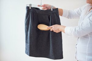 着るたびに上から下へブラシをかける