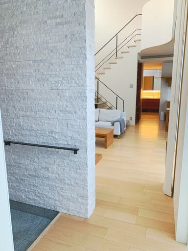 玄関から見たリビング