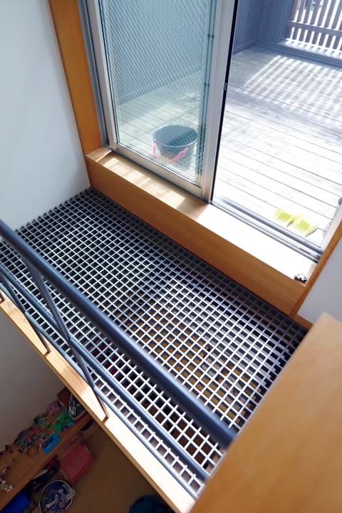 2階バルコニーの出入り口に設置されたグレーチング