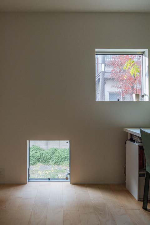 将来夫妻の仕事場にする予定の部屋の窓