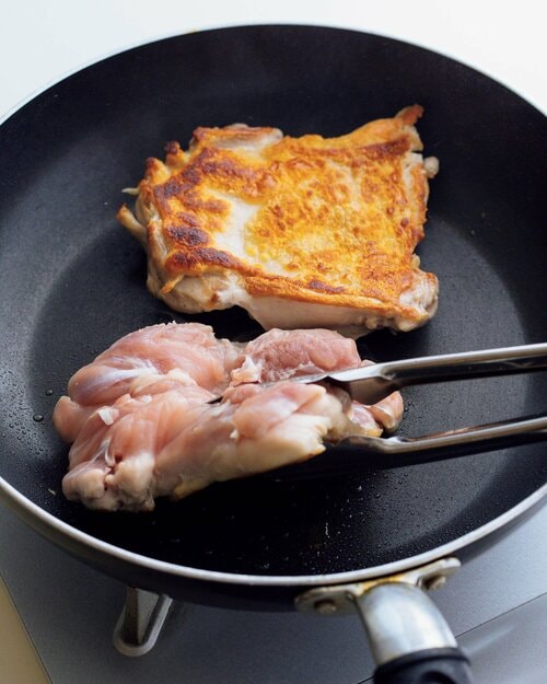 フライパンに鶏肉