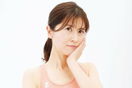 考えている女性