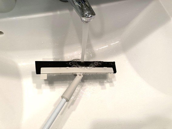 セリアの「フロアラバーほうき」水洗い