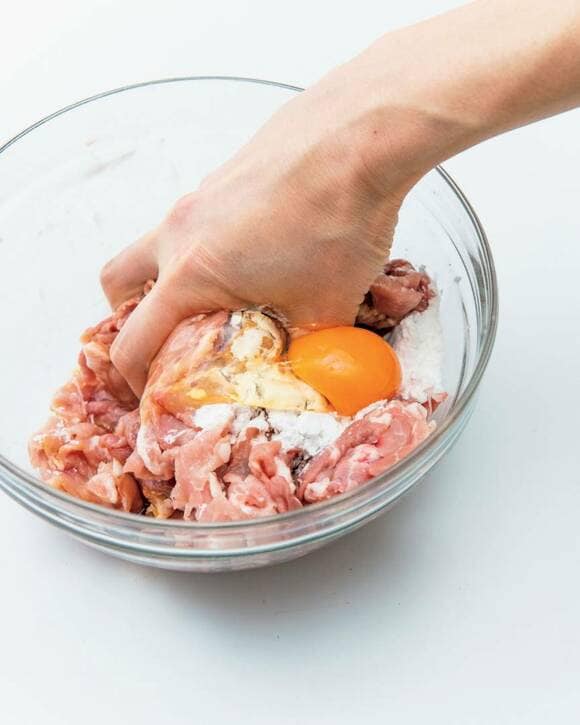 ひき肉と卵をもみ込む