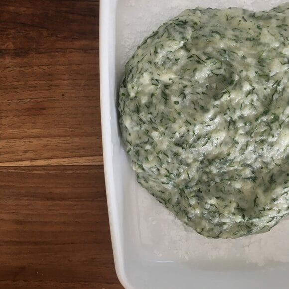 「ニーダー」という“こね機”に入れてこね、おもちをつくります