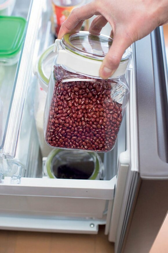 冷蔵庫から保存容器を取り出す