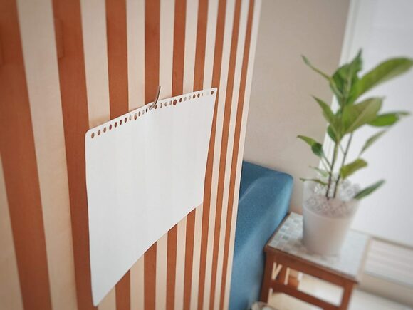 家族の集まるダイニングに紙類を掲示するときも、フックを採用。