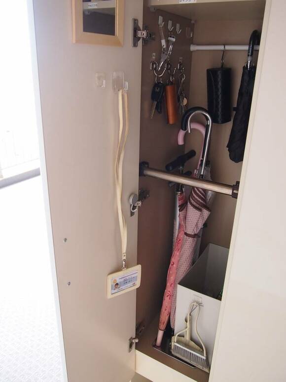 傘を下駄箱に置いている様子