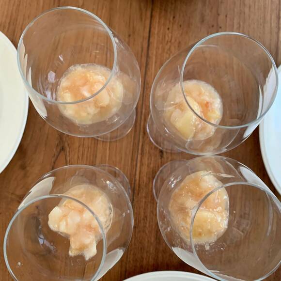 グラスに桃を入れた様子