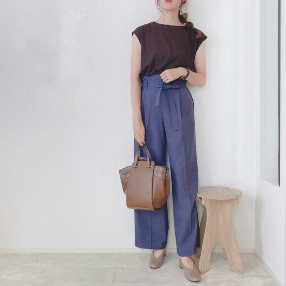 ブラウンのTシャツと合わせたコーデ