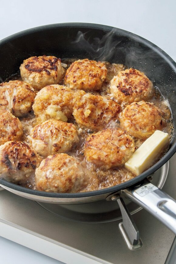 フライパンにつくね煮詰める