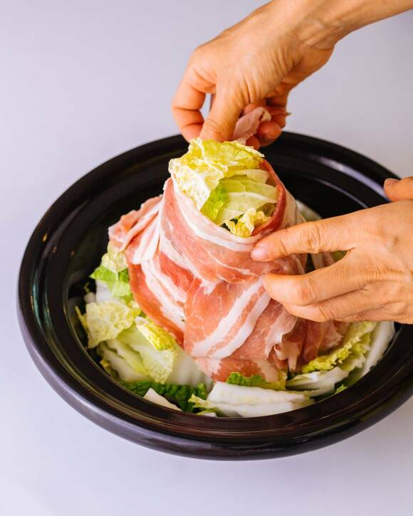 白菜にお肉を重ねる様子