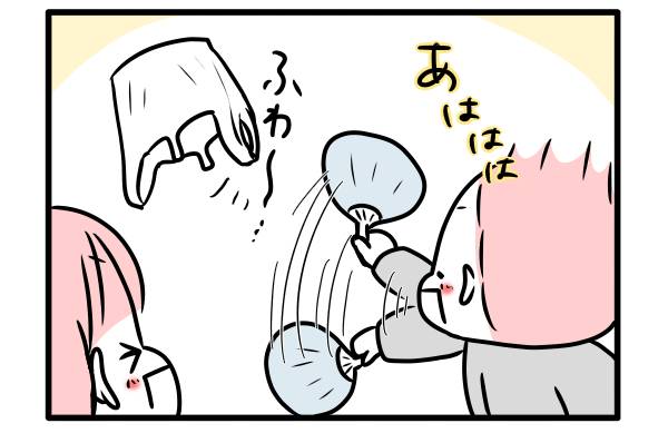 袋をうちわであおぐ子ども