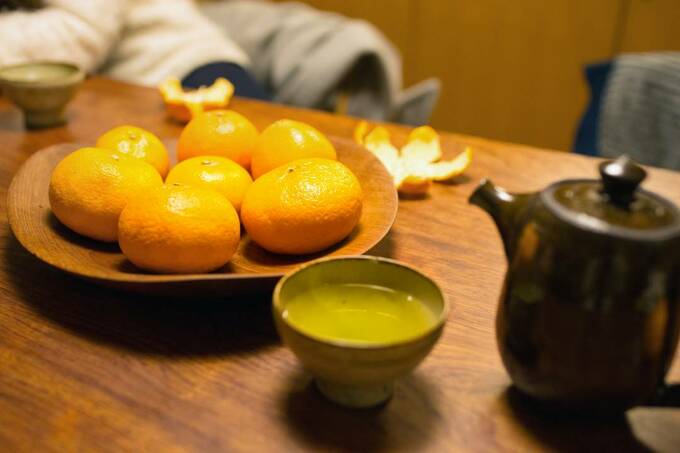 テーブルにミカンなど