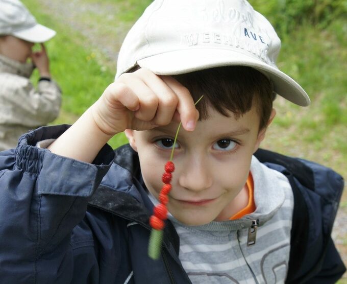 植物を持つ子ども