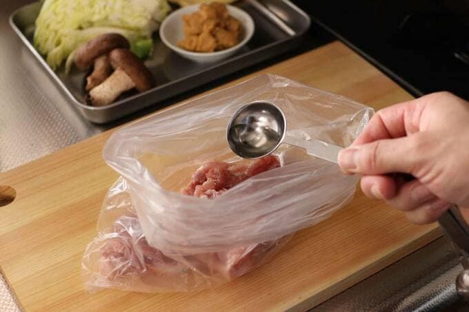 豚肉はポリ袋に入れて塩・こしょう・酒をふってもむ