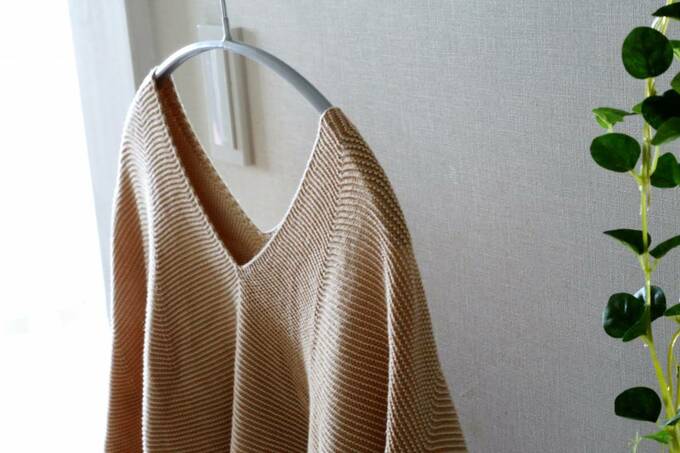すべりにくいハンガーにニットをかける