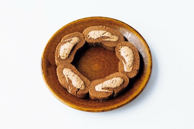 潰したロールケーキを皿の上に並べた様子