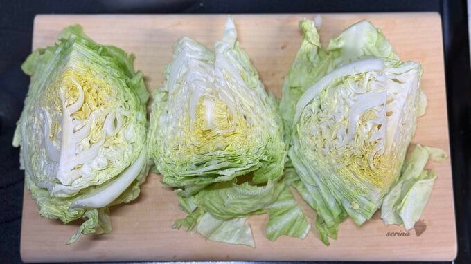 まな板の上にあるカットされたキャベツ