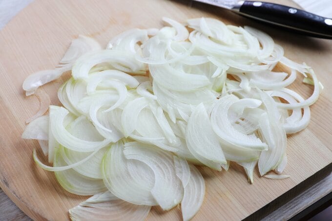 タマネギを薄切りにする