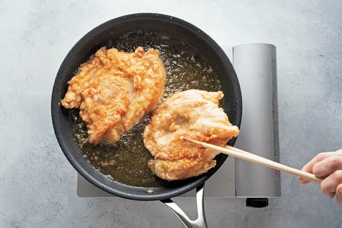 フライパンで鶏肉を揚げる