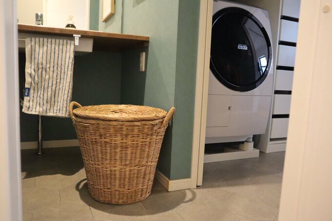 ラタン素材の洗濯カゴ