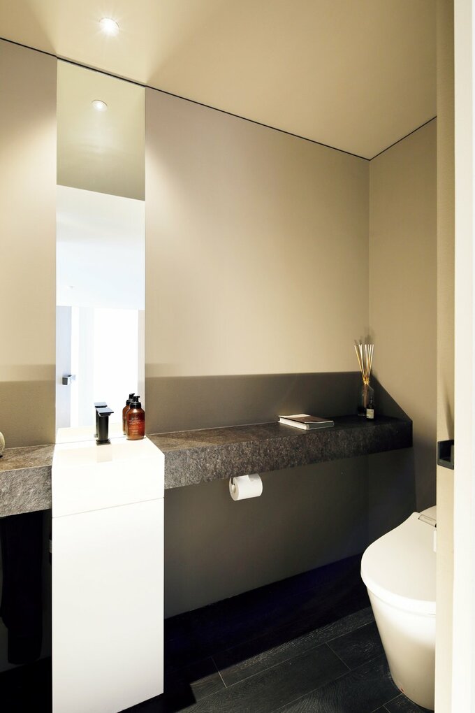シックなトーンでまとめたトイレ