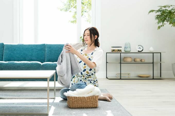 洗濯物をたたむ女性