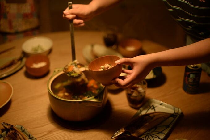 テーブルで食事を取り分ける