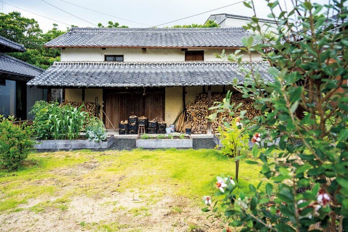 納屋と野菜を栽培している庭