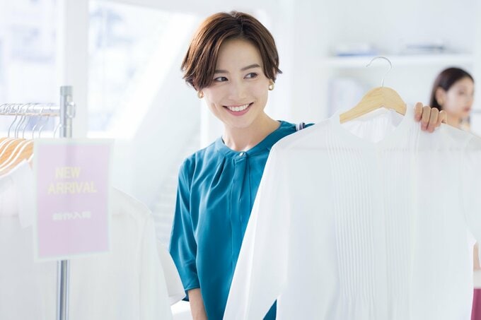 買い物中の女性