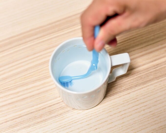 コップに変形歯ブラシ