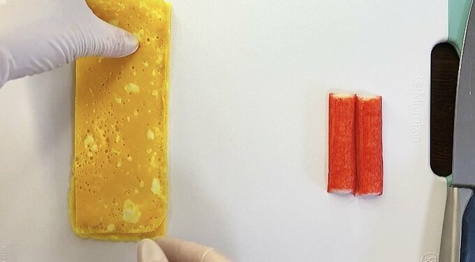 切った薄焼き卵を重ねる