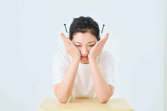 頬を引き上げる