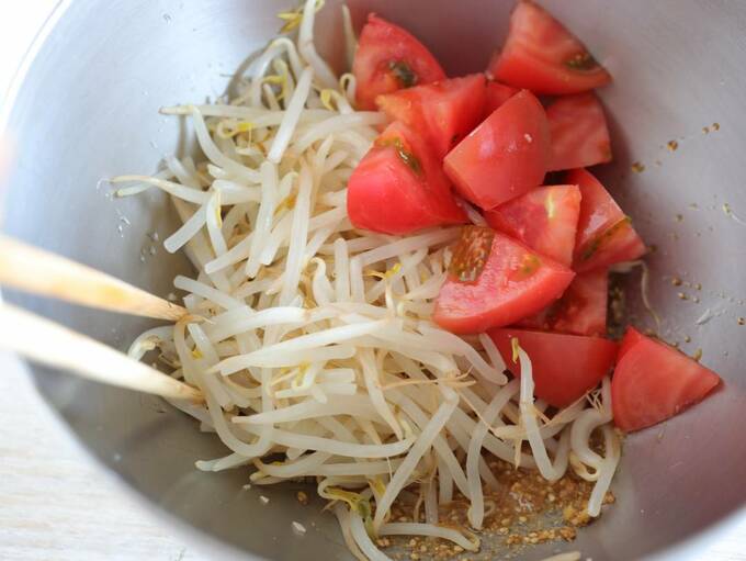 ボウルにモヤシとトマト