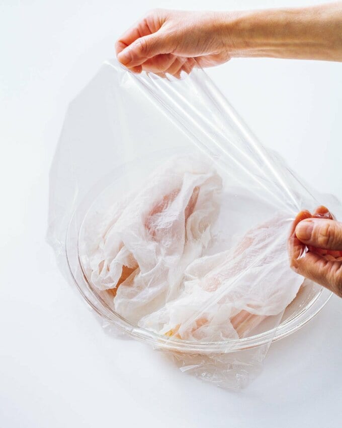 鶏胸にペーパータオルラップ