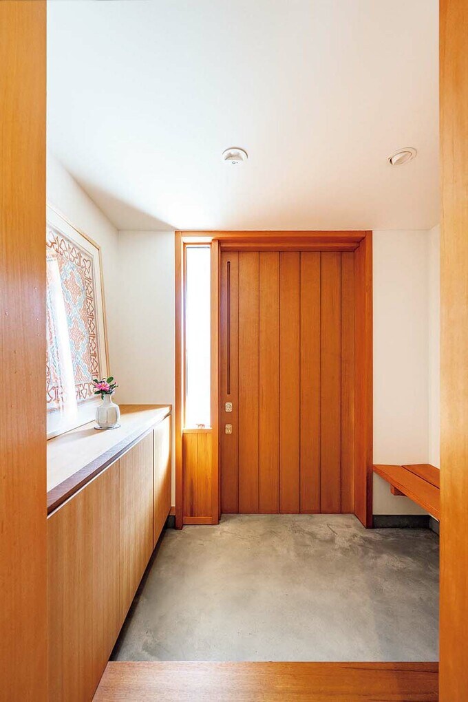 玄関はモルタル仕上げ。