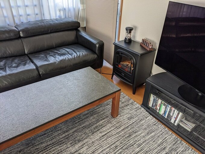 Dimplex社の電気暖炉を置いたモノトーン調のリビング