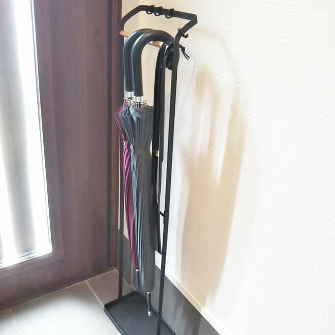フックがついているので、折りたたみ傘をひっかけたりしても
