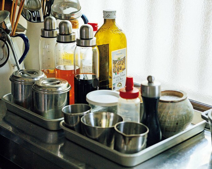 バットの上に調味料