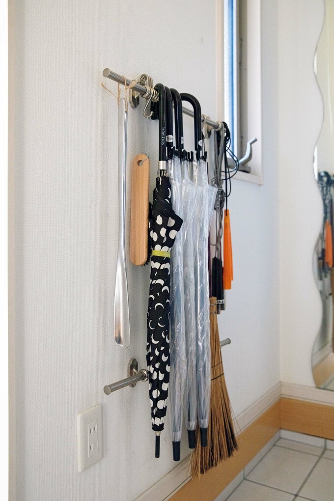 傘はキッチン用レールを2本使ってつるして収納