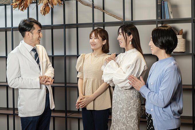 先生の話を聞く女性